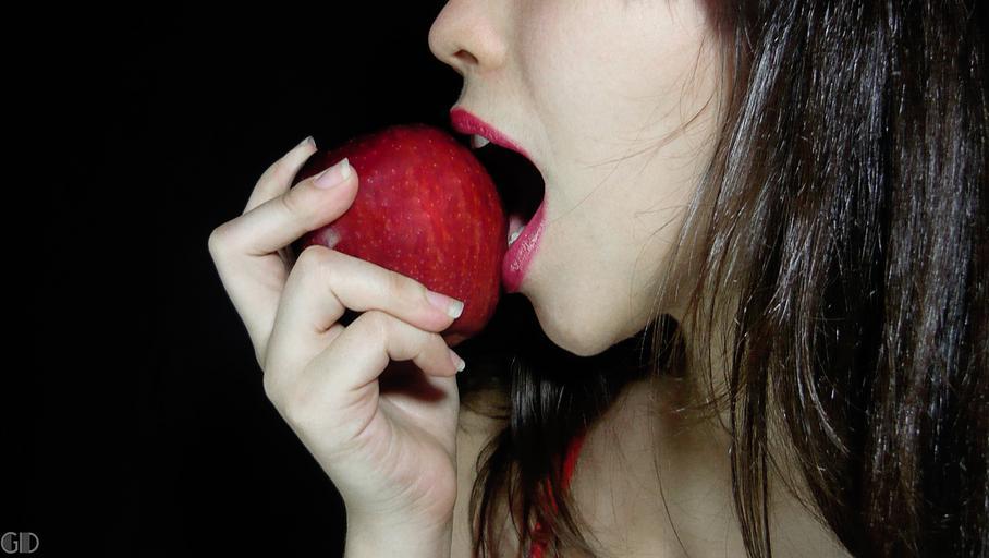 žena s jablkem